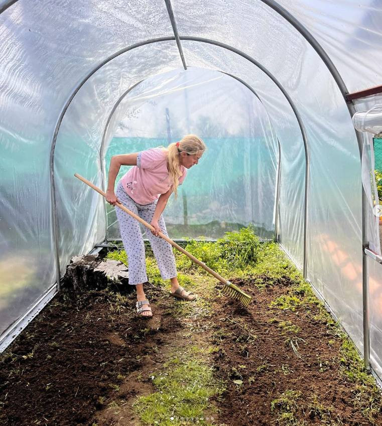 Şöhreti bırakıp doğaya çekilen ünlü manken tarlada çalışmaya başladı - Resim: 8